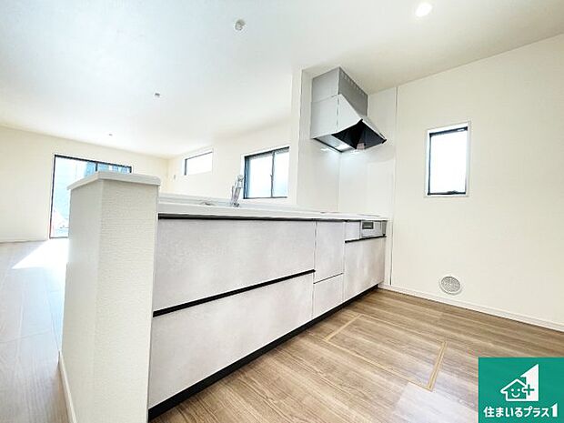 リビングと統一感があり、使い勝手のいいキッチン。広々としているので、二人並んで作業が出来ちゃいます。お子様と一緒に色々なお料理に挑戦できるスペースがあります。