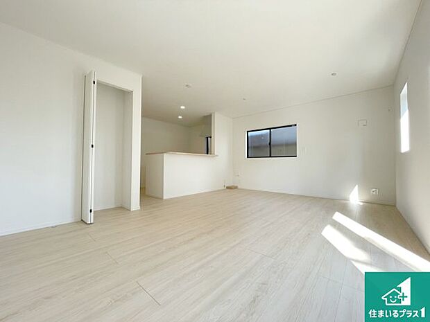 シンプルなリビングは、観葉植物等のインテリアを楽しめますね！パパ好みにも、ママ好みにも家具次第で雰囲気を変えることができます！