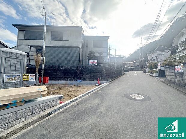 周辺は落ち着いた街並みの住宅地！子育てがしやすい住環境です！まだ未完成ですが、現地でしかわからない事もございます。是非一度ご覧ください。