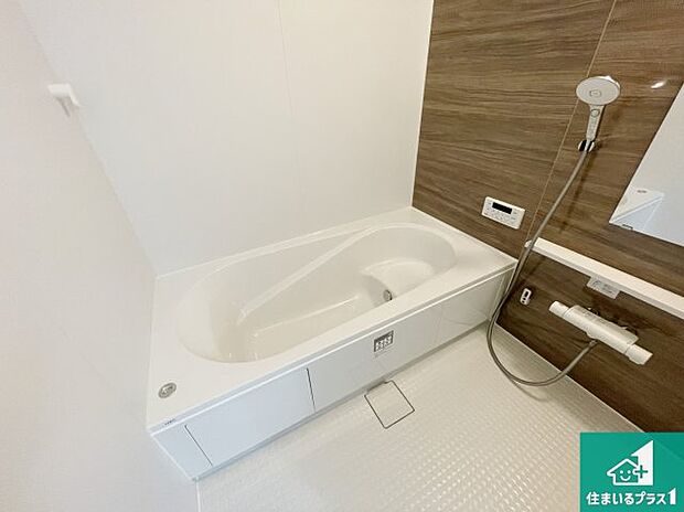 足をゆったり伸ばして寛げる浴槽です。窓が設けられていますので差し込む光が明るく穏やかな雰囲気にしてくれます♪浴室乾燥機も設置しているので、雨の日の洗濯物も安心です♪