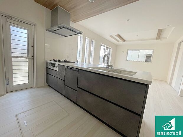 明るいリビングで朝の目覚めもスッキリできそう!対面キッチンでご家族のコミュニケーションも自然と増える設計!小さなお子様が遊ぶスペースを作っても広々とくつろげるLDK!