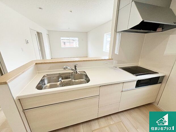 リビングと統一感があり、使い勝手のいいキッチン。広々としているので、二人並んで作業が出来ちゃいます。お子様と一緒に色々なお料理に挑戦できるスペースがあります。