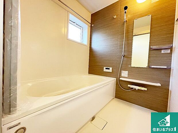 足をゆったり伸ばして寛げる浴槽です。窓が設けられていますので差し込む光が明るく穏やかな雰囲気にしてくれます♪浴室乾燥機も設置しているので、雨の日の洗濯物も安心です♪