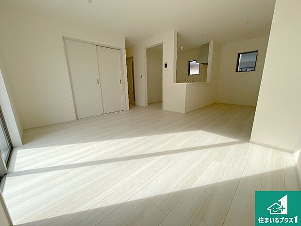 シンプルなリビングは、観葉植物等のインテリアを楽しめますね！パパ好みにも、ママ好みにも家具次第で雰囲気を変えることができます！