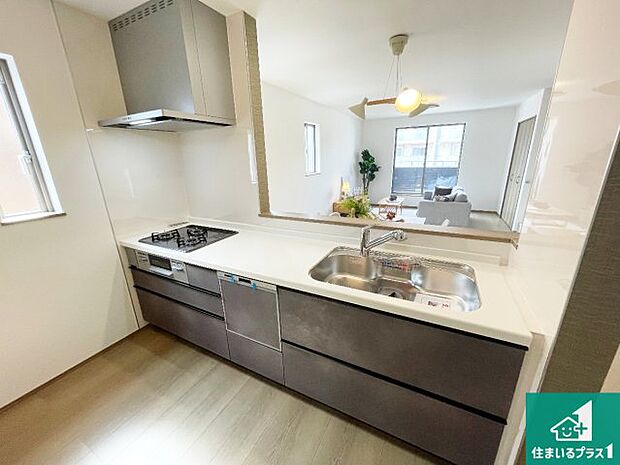 リビングと統一感があり、使い勝手のいいキッチン。広々としているので、二人並んで作業が出来ちゃいます。お子様と一緒に色々なお料理に挑戦できるスペースがあります。