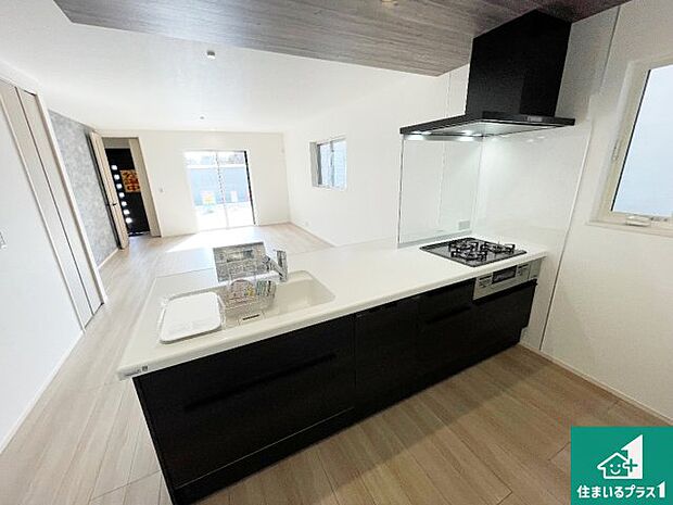 リビングと統一感があり、使い勝手のいいキッチン。広々としているので、二人並んで作業が出来ちゃいます。お子様と一緒に色々なお料理に挑戦できるスペースがあります。