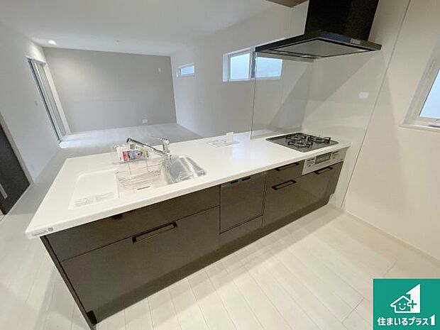 リビングと統一感があり、使い勝手のいいキッチン。広々としているので、二人並んで作業が出来ちゃいます。お子様と一緒に色々なお料理に挑戦できるスペースがあります。