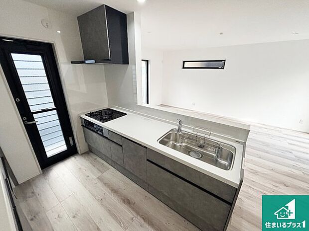 リビングと統一感があり、使い勝手のいいキッチン。広々としているので、二人並んで作業が出来ちゃいます。お子様と一緒に色々なお料理に挑戦できるスペースがあります。