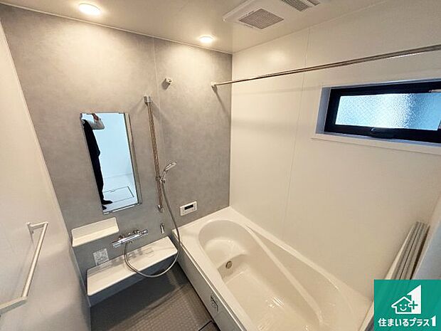 足をゆったり伸ばして寛げる浴槽です。窓が設けられていますので差し込む光が明るく穏やかな雰囲気にしてくれます♪浴室乾燥機も設置しているので、雨の日の洗濯物も安心です♪