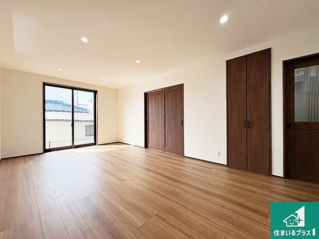 シンプルなリビングは、観葉植物等のインテリアを楽しめますね!パパ好みにも、ママ好みにも家具次第で雰囲気を変えることができます!