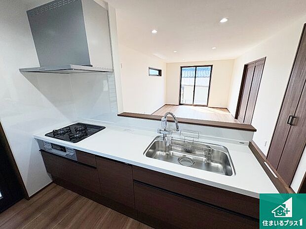 リビングと統一感があり、使い勝手のいいキッチン。広々としているので、二人並んで作業が出来ちゃいます。お子様と一緒に色々なお料理に挑戦できるスペースがあります。