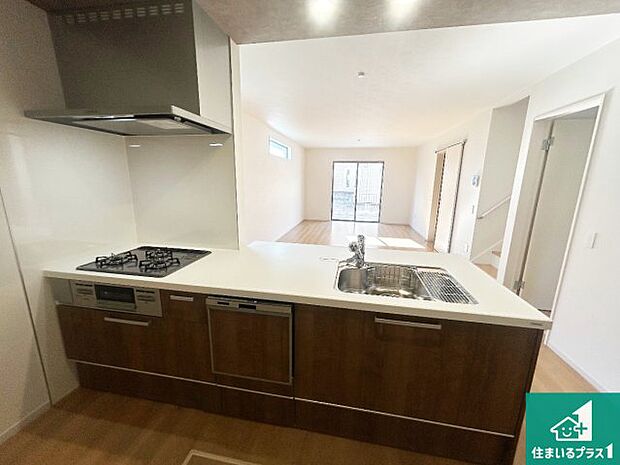 リビングと統一感があり、使い勝手のいいキッチン。広々としているので、二人並んで作業が出来ちゃいます。お子様と一緒に色々なお料理に挑戦できるスペースがあります。