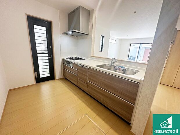 子供を見守りながらお料理が出来るため家族のコミュニケーションか増えます♪スペースが広く確保されている為お子様が大きくなったときは一緒に料理を楽しめます♪