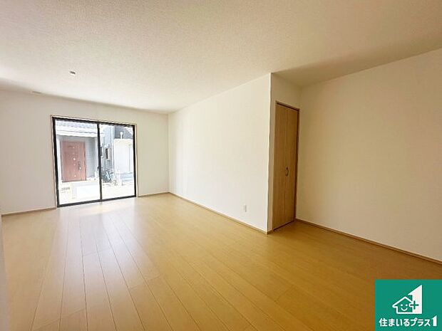 リビングと統一感があり、使い勝手のいいキッチン。広々としているので、二人並んで作業が出来ちゃいます。お子様と一緒に色々なお料理に挑戦できるスペースがあります。