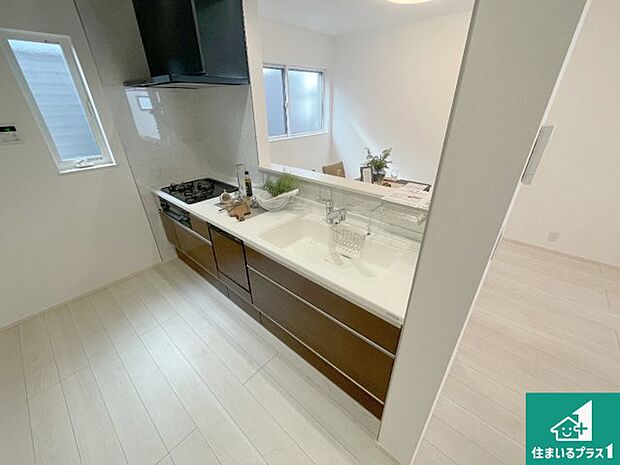 リビングと統一感があり、使い勝手のいいキッチン。広々としているので、二人並んで作業が出来ちゃいます。お子様と一緒に色々なお料理に挑戦できるスペースがあります。