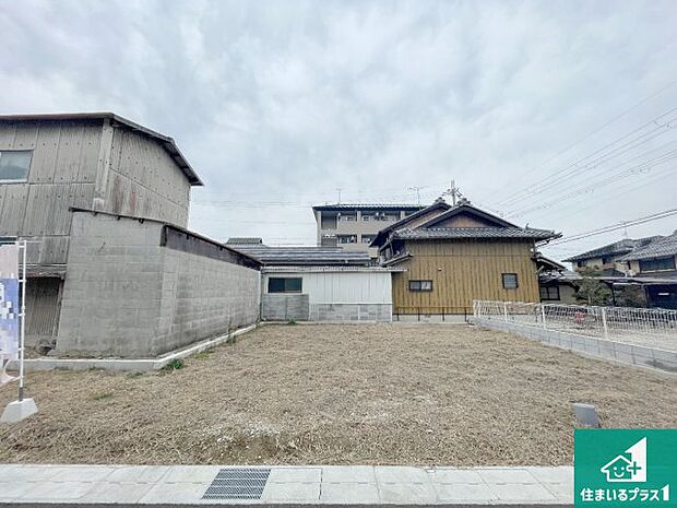 周辺は落ち着いた街並みの住宅地!子育てがしやすい住環境です!まだ未完成ですが、現地でしかわからない事もございます。是非一度ご覧ください。