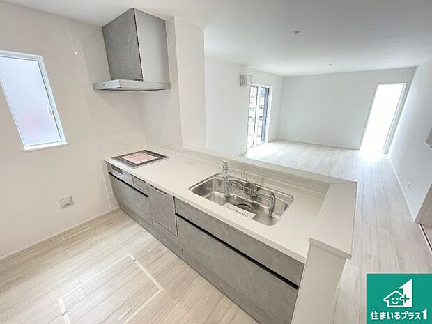 リビングと統一感があり、使い勝手のいいキッチン。広々としているので、二人並んで作業が出来ちゃいます。お子様と一緒に色々なお料理に挑戦できるスペースがあります。 