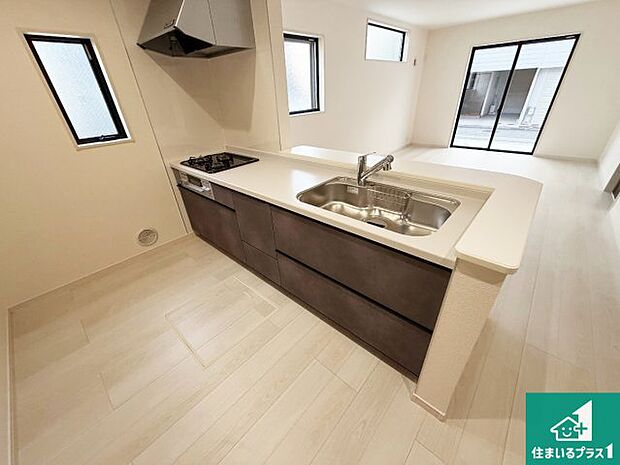 リビングと統一感があり、使い勝手のいいキッチン。広々としているので、二人並んで作業が出来ちゃいます。お子様と一緒に色々なお料理に挑戦できるスペースがあります。