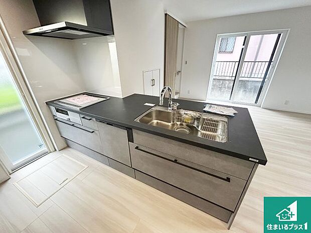 子供を見守りながらお料理が出来るため家族のコミュニケーションか増えます♪スペースが広く確保されている為お子様が大きくなったときは一緒に料理を楽しめます♪