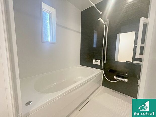 足をゆったり伸ばして寛げる浴槽です。窓が設けられていますので差し込む光が明るく穏やかな雰囲気にしてくれます♪浴室乾燥機も設置しているので、雨の日の洗濯物も安心です♪