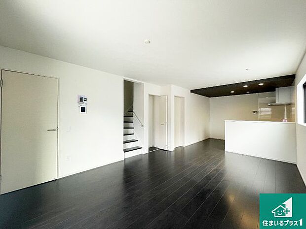 シンプルなリビングは、観葉植物等のインテリアを楽しめますね！パパ好みにも、ママ好みにも家具次第で雰囲気を変えることができます！