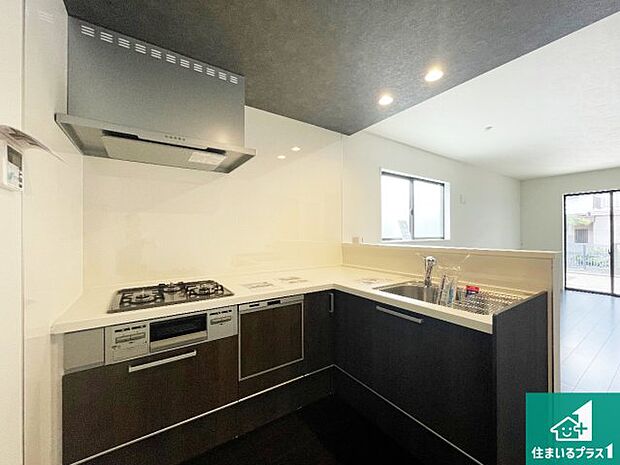 リビングと統一感があり、使い勝手のいいキッチン。広々としているので、二人並んで作業が出来ちゃいます。お子様と一緒に色々なお料理に挑戦できるスペースがあります。