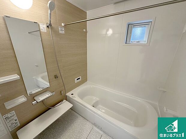 足をゆったり伸ばして寛げる浴槽です。窓が設けられていますので差し込む光が明るく穏やかな雰囲気にしてくれます♪浴室乾燥機も設置しているので、雨の日の洗濯物も安心です♪