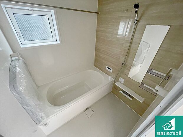 足をゆったり伸ばして寛げる浴槽です。窓が設けられていますので差し込む光が明るく穏やかな雰囲気にしてくれます♪浴室乾燥機も設置しているので、雨の日の洗濯物も安心です♪