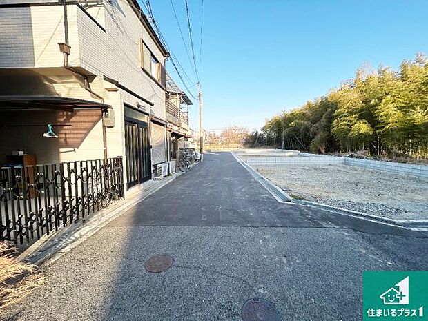 周辺は落ち着いた街並みの住宅地！子育てがしやすい住環境です！まだ未完成ですが、現地でしかわからない事もございます。是非一度ご覧ください。