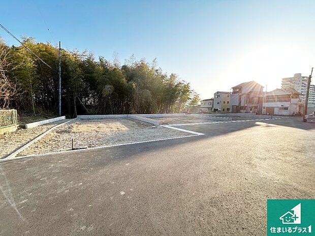 周辺は落ち着いた街並みの住宅地！子育てがしやすい住環境です！まだ未完成ですが、現地でしかわからない事もございます。是非一度ご覧ください。