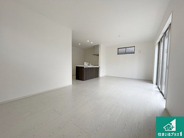 シンプルなリビングは、観葉植物等のインテリアを楽しめますね!パパ好みにも、ママ好みにも家具次第で雰囲気を変えることができます!