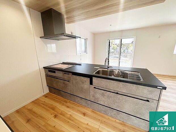 リビングと統一感があり、使い勝手のいいキッチン。広々としているので、二人並んで作業が出来ちゃいます。お子様と一緒に色々なお料理に挑戦できるスペースがあります。