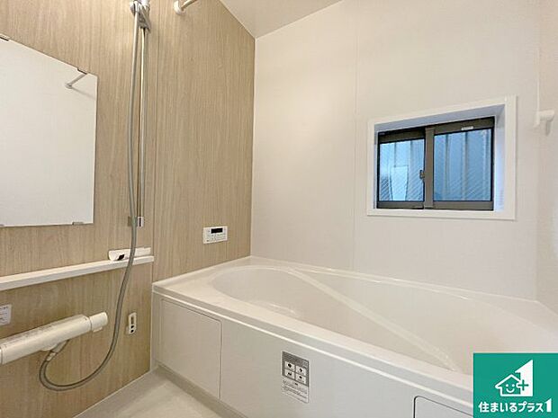 足をゆったり伸ばして寛げる浴槽です。窓が設けられていますので差し込む光が明るく穏やかな雰囲気にしてくれます♪浴室乾燥機も設置しているので、雨の日の洗濯物も安心です♪