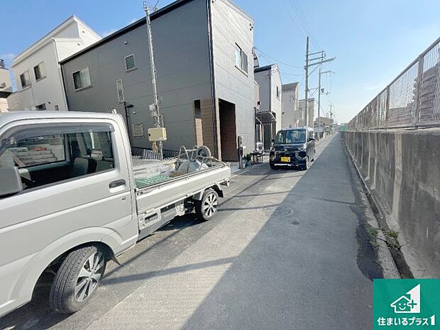 周辺は落ち着いた街並みの住宅地!子育てがしやすい住環境です!まだ未完成ですが、現地でしかわからない事もございます。是非一度ご覧ください。