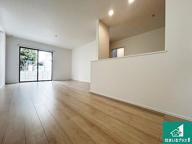 日当たり良好の明るいリビングで朝の目覚めもスッキリできそう！対面キッチンでご家族のコミュニケーションも自然と増える設計！小さなお子様が遊ぶスペースを作っても広々とくつろげるLDK！