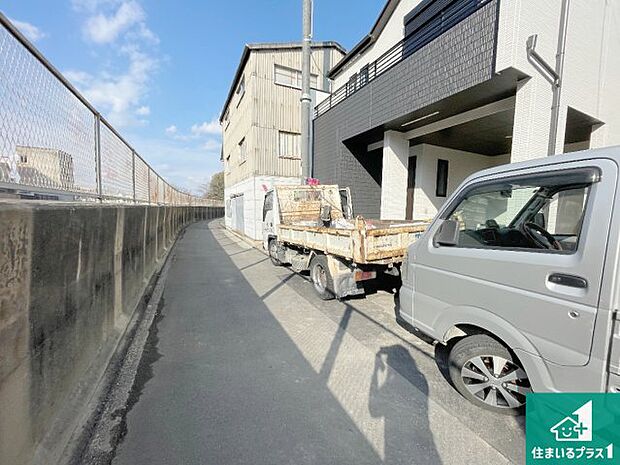 周辺は落ち着いた街並みの住宅地！子育てがしやすい住環境です！まだ未完成ですが、現地でしかわからない事もございます。是非一度ご覧ください。