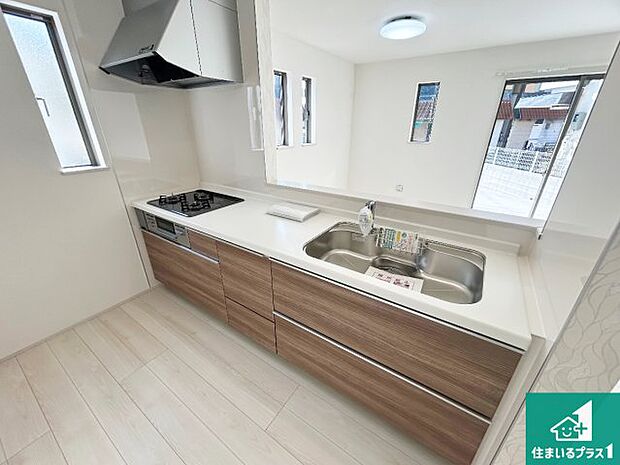 リビングと統一感があり、使い勝手のいいキッチン。広々としているので、二人並んで作業が出来ちゃいます。お子様と一緒に色々なお料理に挑戦できるスペースがあります。