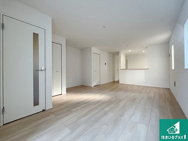 日当たり良好の明るいリビングで朝の目覚めもスッキリできそう！対面キッチンでご家族のコミュニケーションも自然と増える設計！小さなお子様が遊ぶスペースを作っても広々とくつろげるLDK！