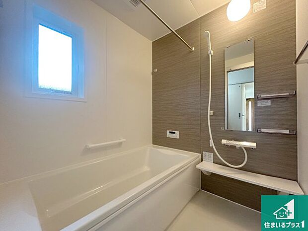 足をゆったり伸ばして寛げる浴槽です。窓が設けられていますので差し込む光が明るく穏やかな雰囲気にしてくれます♪浴室乾燥機も設置しているので、雨の日の洗濯物も安心です♪