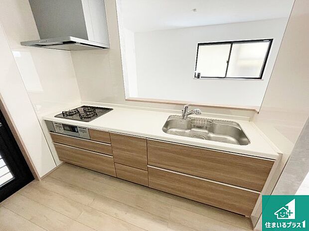 リビングと統一感があり、使い勝手のいいキッチン。広々としているので、二人並んで作業が出来ちゃいます。お子様と一緒に色々なお料理に挑戦できるスペースがあります。