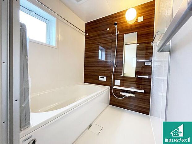 足をゆったり伸ばして寛げる浴槽です。窓が設けられていますので差し込む光が明るく穏やかな雰囲気にしてくれます♪浴室乾燥機も設置しているので、雨の日の洗濯物も安心です♪