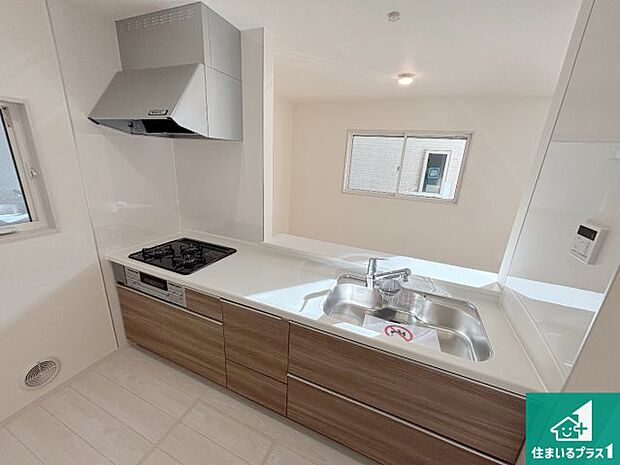 リビングと統一感があり、使い勝手のいいキッチン。広々としているので、二人並んで作業が出来ちゃいます。お子様と一緒に色々なお料理に挑戦できるスペースがあります。