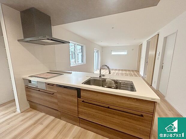 リビングと統一感があり、使い勝手のいいキッチン。広々としているので、二人並んで作業が出来ちゃいます。お子様と一緒に色々なお料理に挑戦できるスペースがあります。