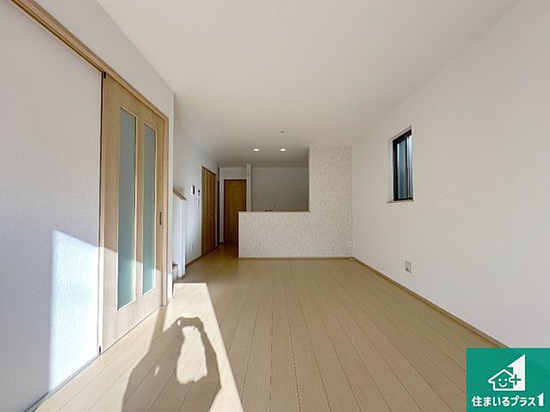 日当たり良好の明るいリビングで朝の目覚めもスッキリできそう！対面キッチンでご家族のコミュニケーションも自然と増える設計！小さなお子様が遊ぶスペースを作っても広々とくつろげるLDK！