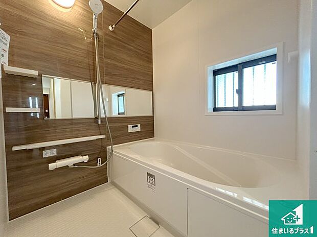 足をゆったり伸ばして寛げる浴槽です。窓が設けられていますので差し込む光が明るく穏やかな雰囲気にしてくれます♪浴室乾燥機も設置しているので、雨の日の洗濯物も安心です♪