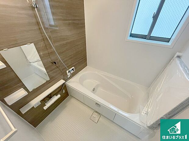 足をゆったり伸ばして寛げる浴槽です。窓が設けられていますので差し込む光が明るく穏やかな雰囲気にしてくれます♪浴室乾燥機も設置しているので、雨の日の洗濯物も安心です♪