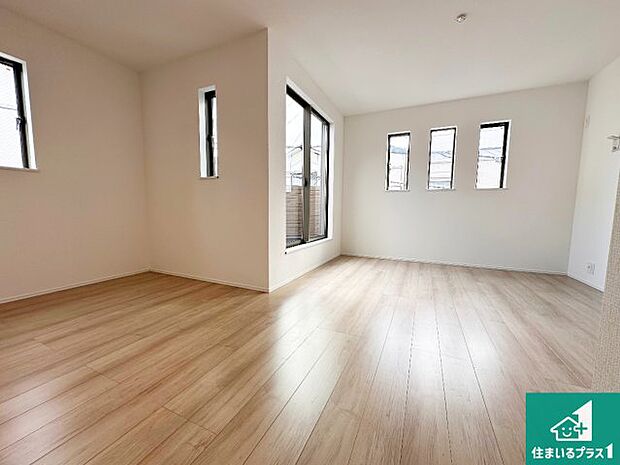 シンプルなリビングは、観葉植物等のインテリアを楽しめますね!パパ好みにも、ママ好みにも家具次第で雰囲気を変えることができます!