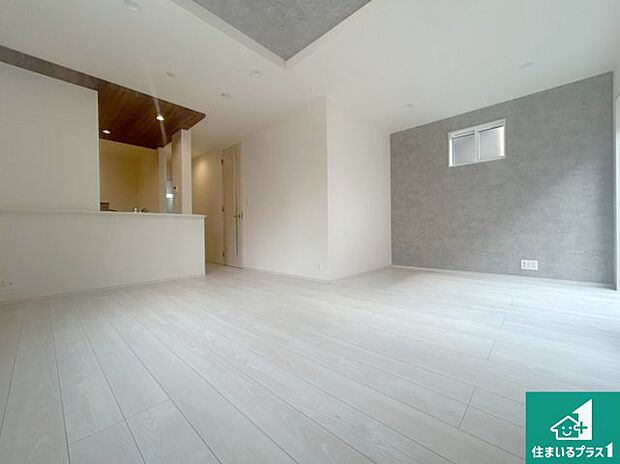 シンプルなリビングは、観葉植物等のインテリアを楽しめますね！パパ好みにも、ママ好みにも家具次第で雰囲気を変えることができます！