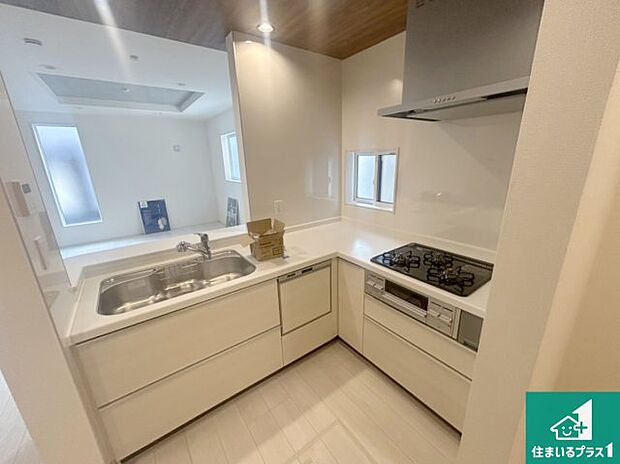 リビングと統一感があり、使い勝手のいいキッチン。広々としているので、二人並んで作業が出来ちゃいます。お子様と一緒に色々なお料理に挑戦できるスペースがあります。