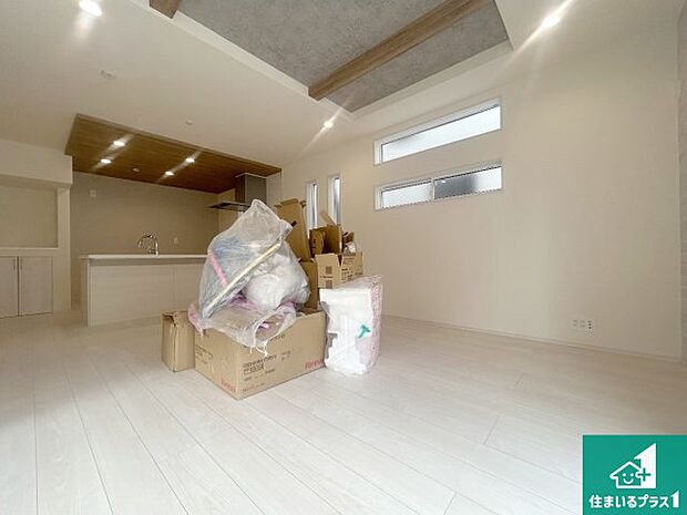 シンプルなリビングは、観葉植物等のインテリアを楽しめますね！パパ好みにも、ママ好みにも家具次第で雰囲気を変えることができます！